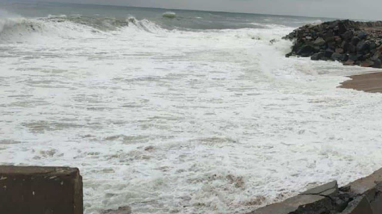 मुंबईच्या बीचवर जाताय थांबा! अरबी समुद्रात काय होतायत हालचाली? कसला दिला हवामान विभागानं इशारा?