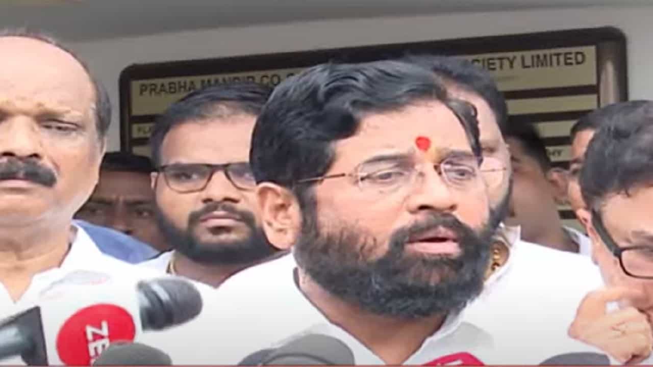 'चित्रपटसृष्टीतील वात्सल्यमूर्ती हरपली', मुख्यमंत्र्यांनी घेतलं सुलोचना दीदींच्या पार्थिवाचं अंतिम दर्शन 'चित्रपटसृष्टीतील वात्सल्यमूर्ती हरपली', मुख्यमंत्र्यांनी घेतलं सुलोचना दीदींच्या पार्थिवाचं अंतिम दर्शन