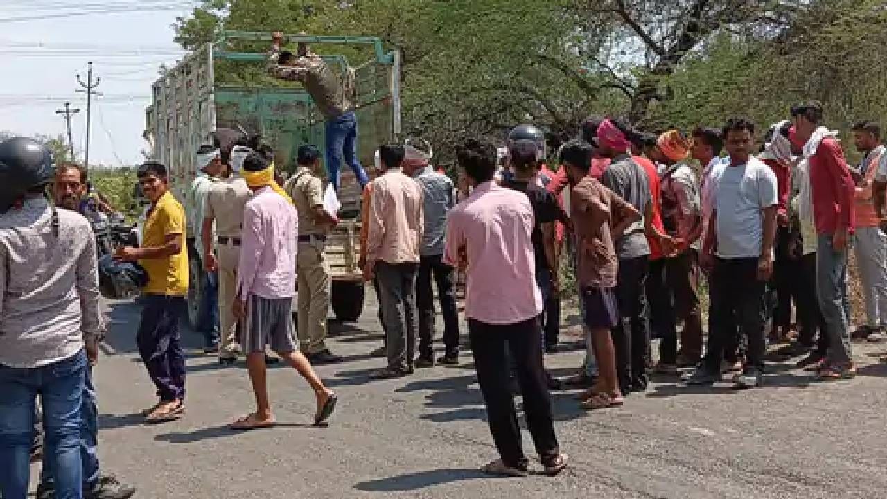 बारसं आणि दहाव्याला जाताना भीषण अपघात, काका-पुतणी जागीच ठार; 12 महिला जखमी बारसं आणि दहाव्याला जाताना भीषण अपघात, काका-पुतणी जागीच ठार; 12 महिला जखमी