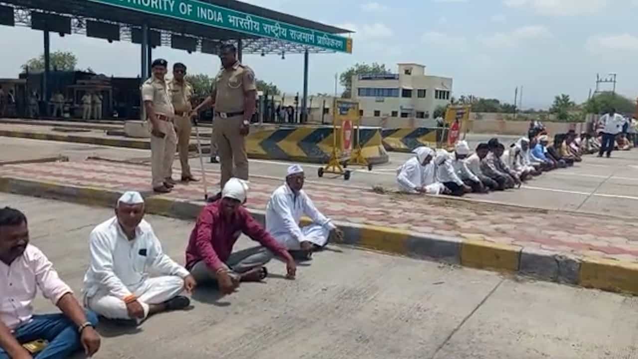 कांद्यानं सहनशिलताच संपवली? शेतकरी थेट रस्त्यावरच उतरले; केली 'ही' मागणी