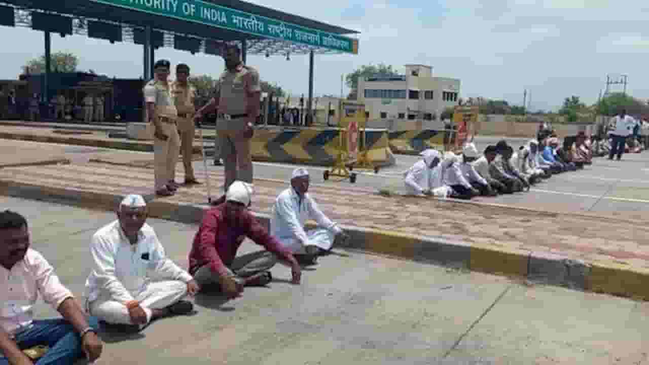 कांद्यानं सहनशिलताच संपवली? शेतकरी थेट रस्त्यावरच उतरले; केली 'ही' मागणी