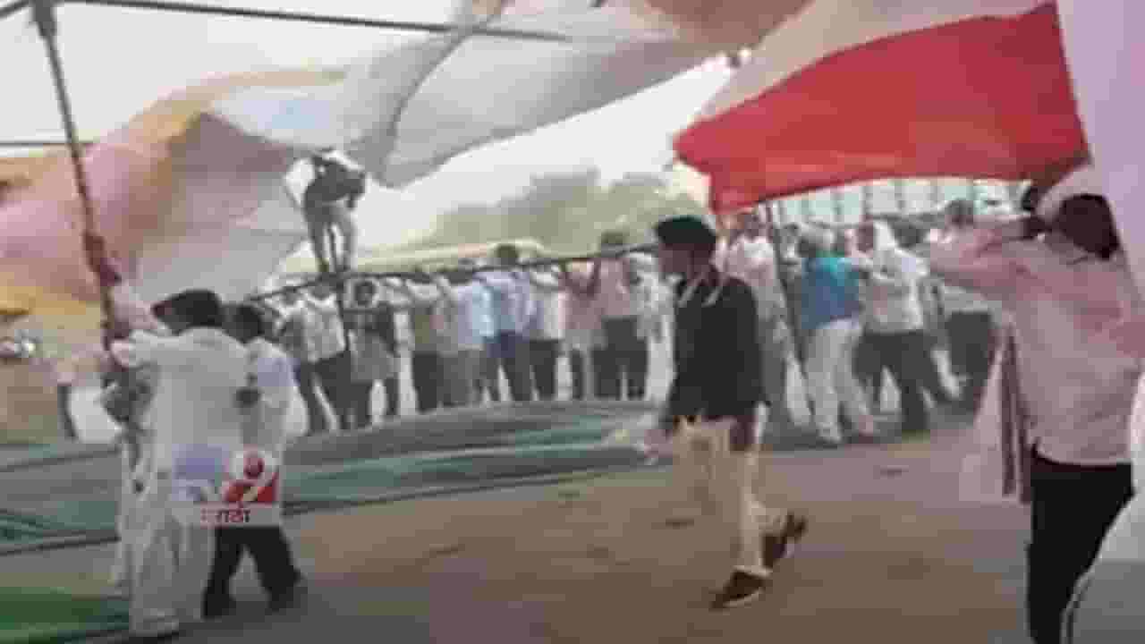 वादळी वाऱ्यामुळे मंडप उडू लागला अन्...., पूर्व मान्सून पावसानं कुठं घातलं थैमान वादळी वाऱ्यामुळे मंडप उडू लागला अन्...., पूर्व मान्सून पावसानं कुठं घातलं थैमान