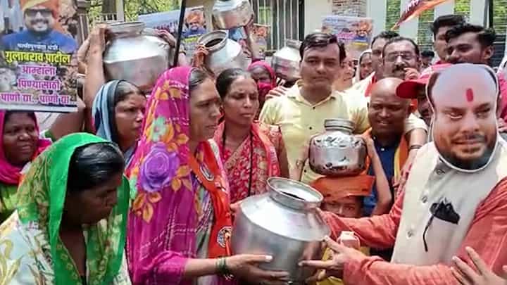 हंडा मोर्चा; गुलाबराव पाटील यांच्याविरोधात गुलाबराव पाटील यांनीच दिल्या घोषणा? काय प्रकार आहे हा? हंडा मोर्चा; गुलाबराव पाटील यांच्याविरोधात गुलाबराव पाटील यांनीच दिल्या घोषणा? काय प्रकार आहे हा?