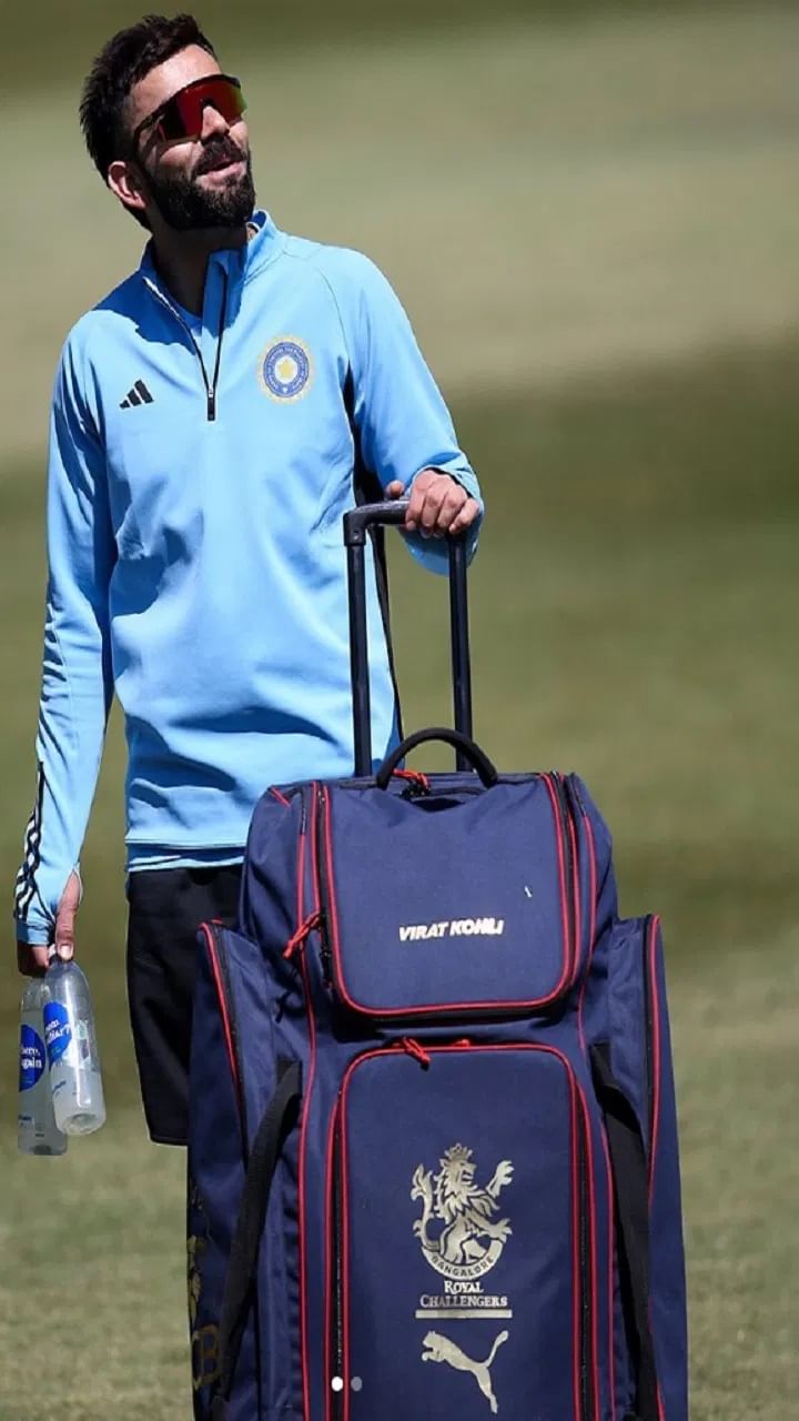 त्याचं झालं असं की विराट वर्ल्ड टेस्ट चॅम्पियनशीप फायनलसाठी आरसीबीची किट बॅग घेऊन पोहचला. (Photo Credit | BCCI)  