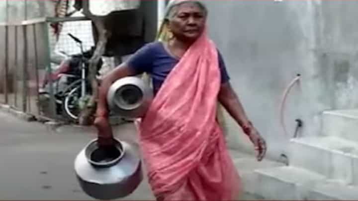 गेल्या 15 दिवसांपासून नळाला पाणी नाही, तहान भागवण्यासाठी वणवण; कुठं टंचाईच्या झळा ? गेल्या 15 दिवसांपासून नळाला पाणी नाही, तहान भागवण्यासाठी वणवण; कुठं टंचाईच्या झळा ?