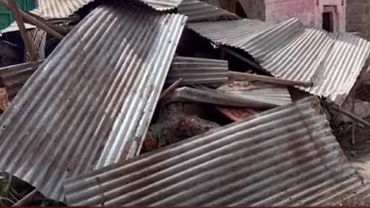 वादळी वार्यानं झोडपलं, झाडे उन्मळून पडल्याने पत्र्याची शेड कोसळले वादळी वार्यानं झोडपलं, झाडे उन्मळून पडल्याने पत्र्याची शेड कोसळले