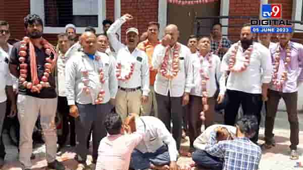 कांद्याला भाव नाही? शेतकरी आक्रमक; प्रहार शेतकरी संघटनेचं आंदोलन; गळ्यात कांद्याच्या माळा, मुंडनही केलं