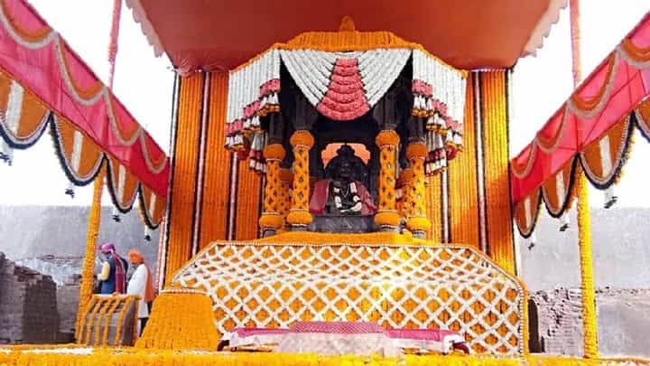 शिवराज्याभिषेक सोहळ्यासाठी निघताय! पण अनेक शिवप्रेमी माघारी फिरत आहेत? कारण काय? शिवराज्याभिषेक सोहळ्यासाठी निघताय! पण अनेक शिवप्रेमी माघारी फिरत आहेत? कारण काय?