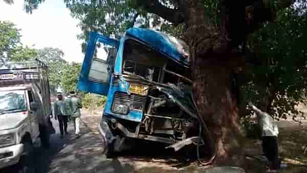 भंगार बसची संख्या वाढली, ओढून नेत असलेली बस झाडावर धडकली, एसटी कोणीचं नसल्यामुळे...