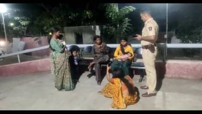 फुगे विक्रेत्यांमध्ये बाचाबाची झाली, मग वाद टोकाला गेला अन् रेल्वे स्टेशनवरच विपरीत घडलं !