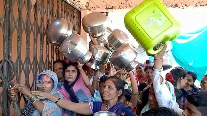 पिण्याच्या पाण्यासाठी ग्रामपंचायतीवर महिलांचा हंडा मोर्चा पिण्याच्या पाण्यासाठी ग्रामपंचायतीवर महिलांचा हंडा मोर्चा