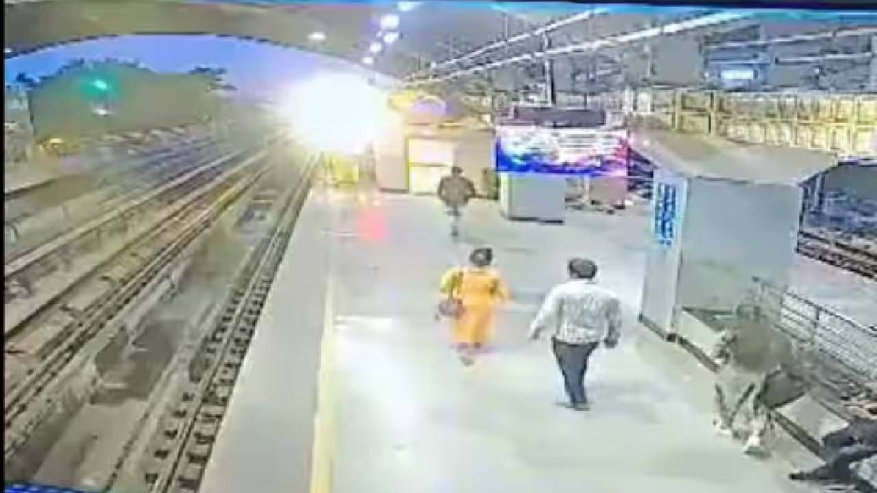 VIDEO | मेट्रोसमोर पुरुषाने महिलेसह उडी मारली, इतर प्रवाशांनी डोळे झाकले, मग...