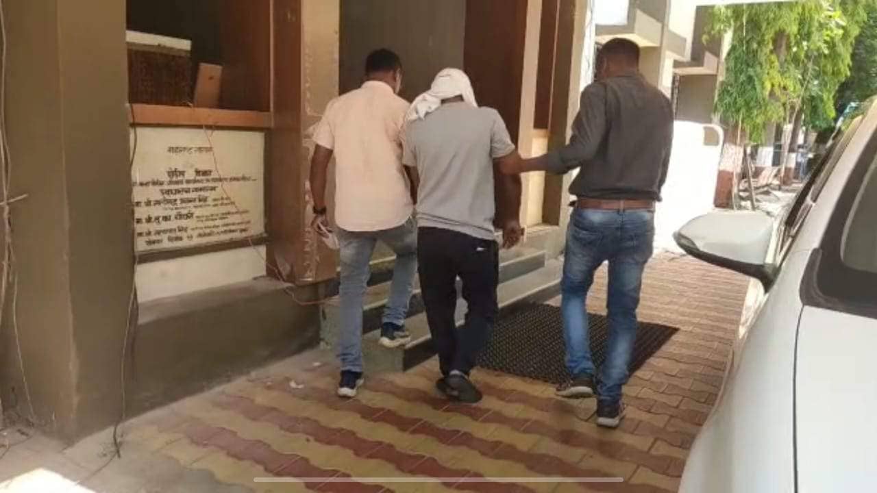 पोलीस विभागातील बायकोची हवी होती बदली, जे काही केले त्याने सारेचं चकित