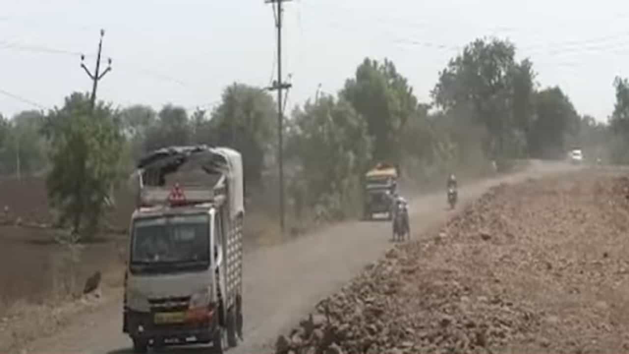 पावसाळ्यापूर्वीच वाशिम जिल्ह्यात रस्त्यांची वाताहत, खड्डेमय रस्त्यांनी नागरिक त्रस्त