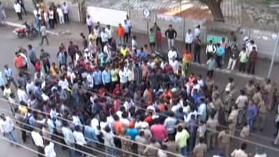 कोल्हापुरात पोलीस ठाण्याबाहेर मोठी गर्दी, नेमकं कारण काय?