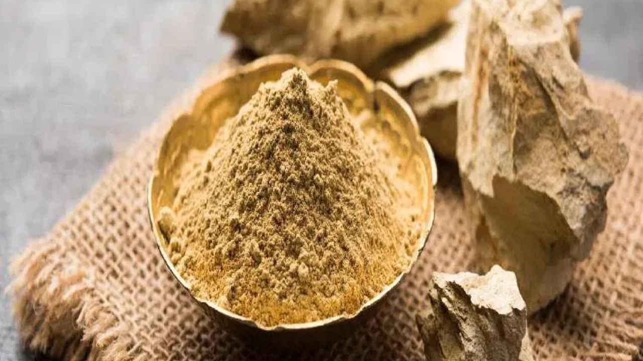 Glowing Skin : चेहऱ्याला फक्त मुलतानी माती लावताना त्यामध्ये टाका ही 1 गोष्ट, मग तुम्हीच फरक बघा!