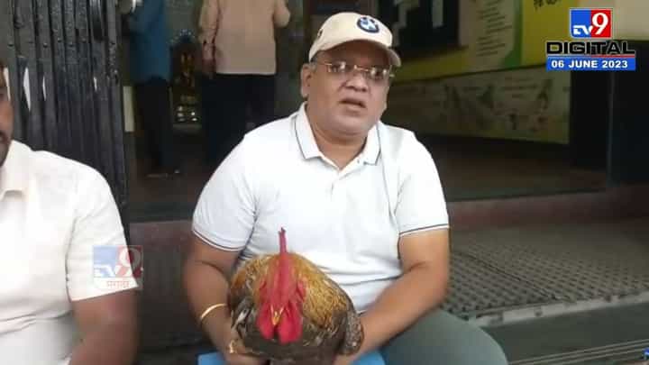 चर्चा तर होणारचं! नगरसेवकाचं लक्षवेधी कोंबडा आंदोलन; अधिकाऱ्याच्या मागणीवर कोंबडाच फाईलसोबत... चर्चा तर होणारचं! नगरसेवकाचं लक्षवेधी कोंबडा आंदोलन; अधिकाऱ्याच्या मागणीवर कोंबडाच फाईलसोबत...