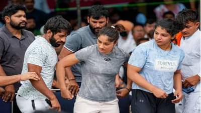 Wrestlers Protest : सरकारने चर्चेसाठी बोलावलं, क्रीडा मंत्र्यांसमोर कुस्तीपटू कुठल्या 3 अटी ठेवणार?