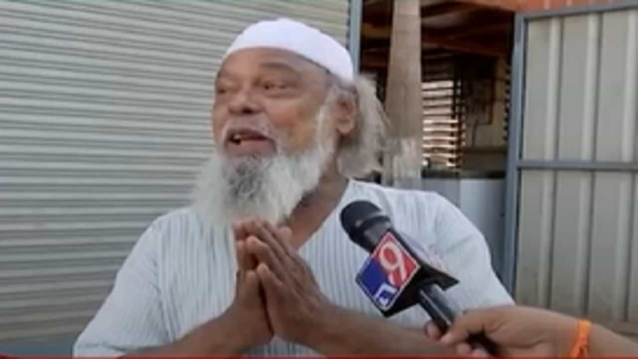 समनापूरच्या वादावर प्रसिद्ध वडापाव विक्रेते अन्सार चाचा म्हणाले, 'माझी प्रेमाने विनंती आहे, मायबाप...' समनापूरच्या वादावर प्रसिद्ध वडापाव विक्रेते अन्सार चाचा म्हणाले, 'माझी प्रेमाने विनंती आहे, मायबाप...'
