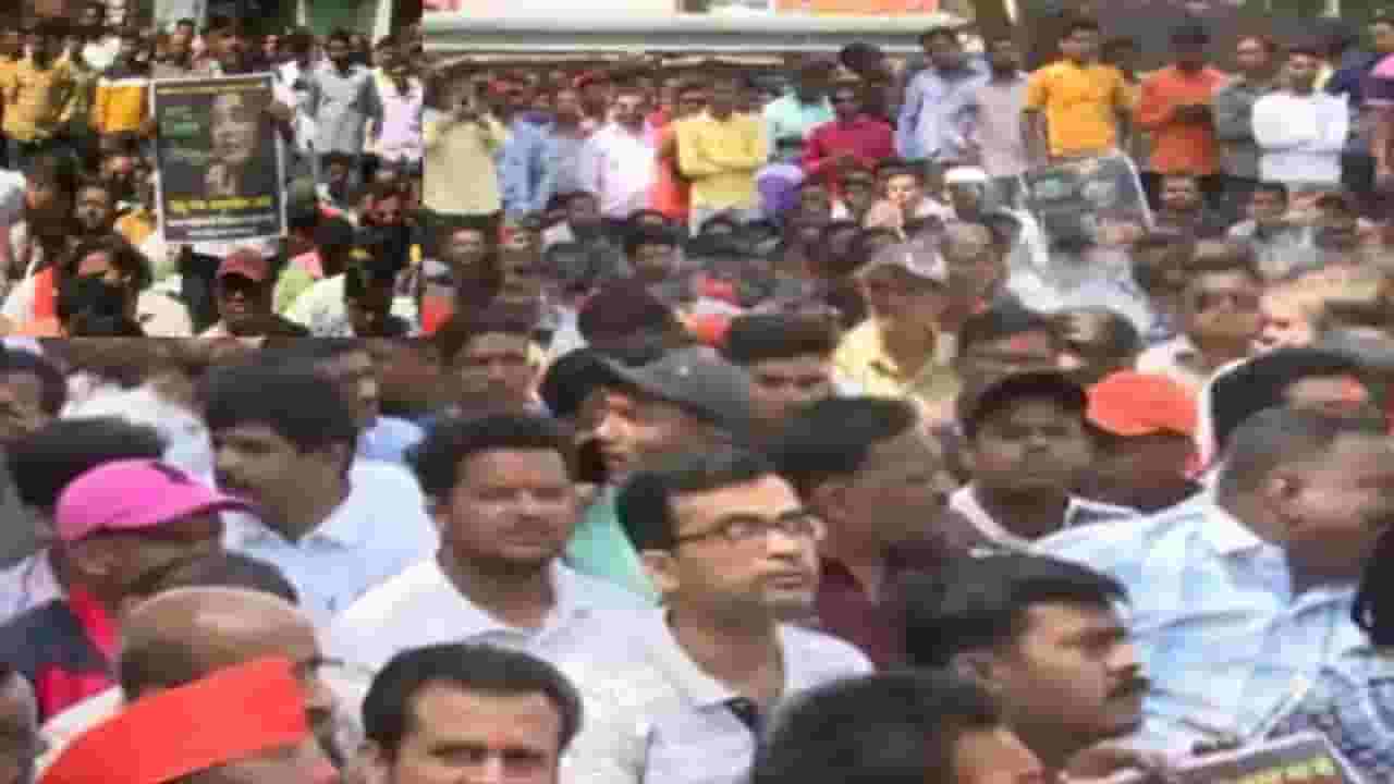 कोल्हापुरात आक्षेपार्ह स्टेटसचे पडसाद; छत्रपती शिवाजी महाराज चौकात हिंदू संघटना आक्रमक कोल्हापुरात आक्षेपार्ह स्टेटसचे पडसाद; छत्रपती शिवाजी महाराज चौकात हिंदू संघटना आक्रमक