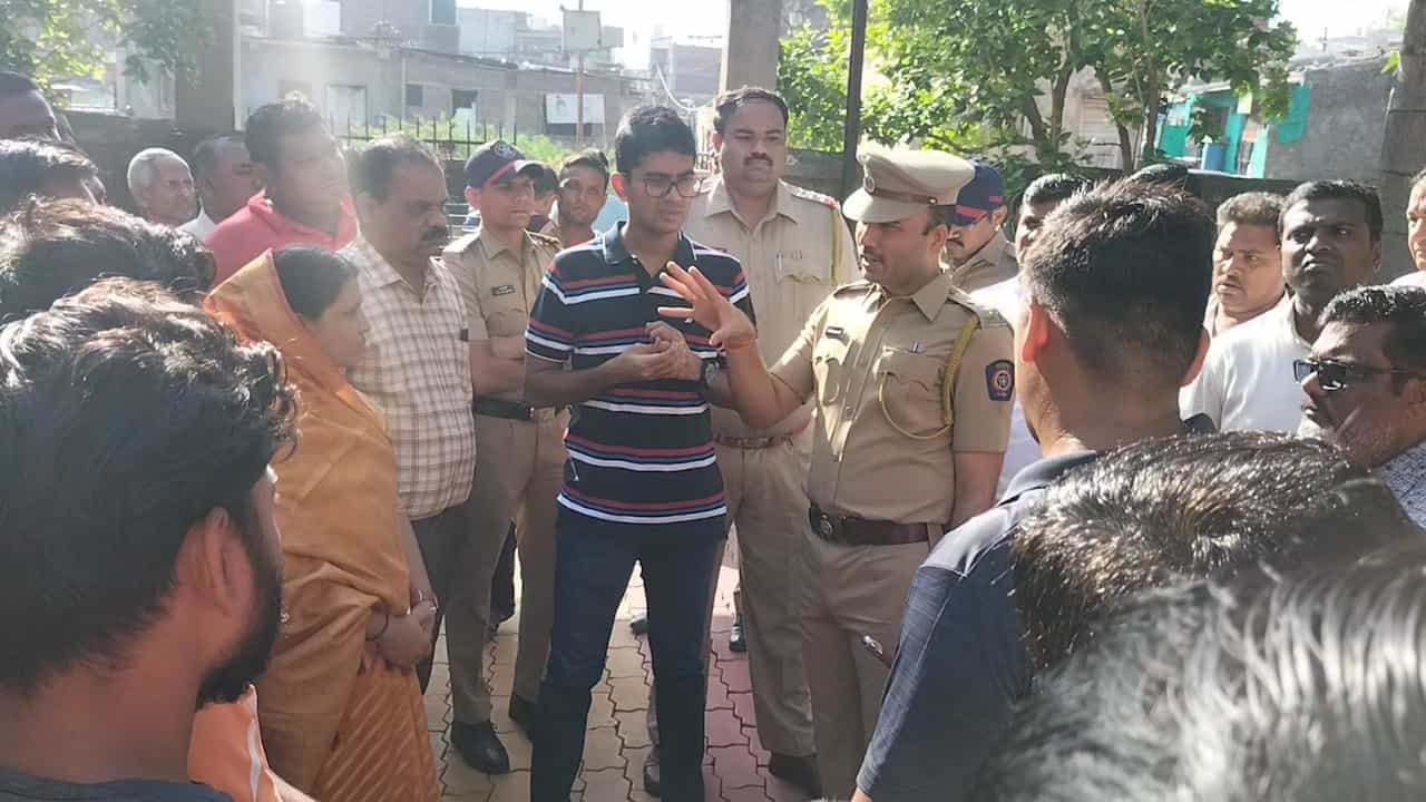 असं काय घडलं? धुळे पोलीसांना धार्मिक स्थळाकडे धाव घ्यावी लागली?; लावला मोठा पोलीस बंदोबस्तही असं काय घडलं? धुळे पोलीसांना धार्मिक स्थळाकडे धाव घ्यावी लागली?; लावला मोठा पोलीस बंदोबस्तही