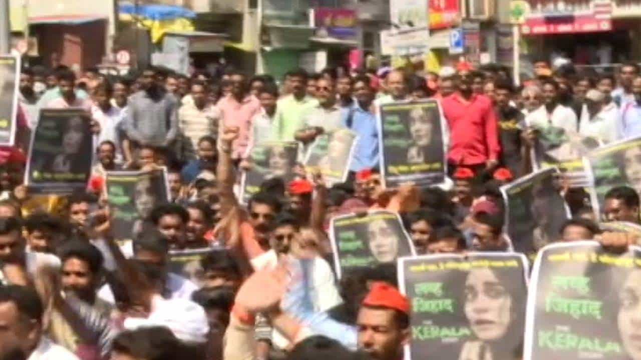कोल्हापुरातील आंदोलनावरून राजकीय प्रतिक्रिया, मविआचा शिंदे सरकारवर आरोप, तर फडणवीस म्हणतात... कोल्हापुरातील आंदोलनावरून राजकीय प्रतिक्रिया, मविआचा शिंदे सरकारवर आरोप, तर फडणवीस म्हणतात...