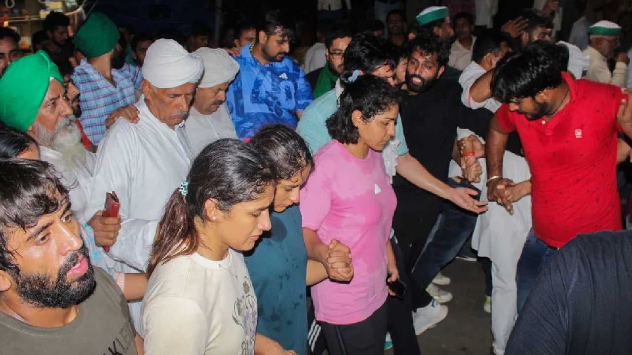 Wrestlers Protest : मोदी सरकारने कुस्तीपटूंच्या नाराजीची दखल घेतली, त्यामागे एक मोठं कारण Wrestlers Protest : मोदी सरकारने कुस्तीपटूंच्या नाराजीची दखल घेतली, त्यामागे एक मोठं कारण