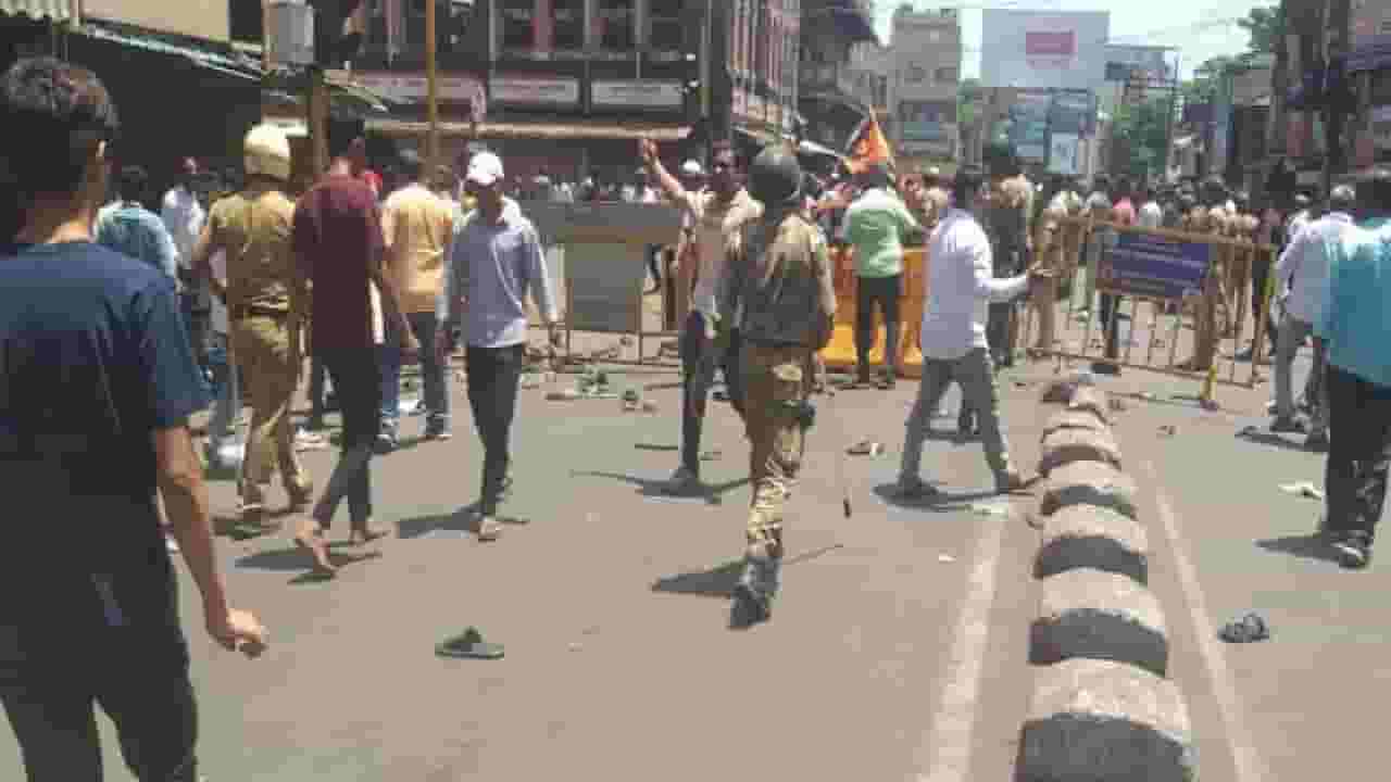Kolhapur Lathicharge : कोल्हापूर शहरात तणाव, पोलीसांचा लाठीचार्ज; ठाकरे गटाचा सरकारवर हल्लाबोल Kolhapur Lathicharge : कोल्हापूर शहरात तणाव, पोलीसांचा लाठीचार्ज; ठाकरे गटाचा सरकारवर हल्लाबोल