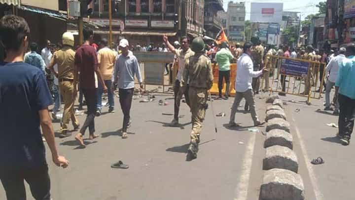 Kolhapur Lathicharge : कोल्हापूर शहरात तणाव, पोलीसांचा लाठीचार्ज; ठाकरे गटाचा सरकारवर हल्लाबोल Kolhapur Lathicharge : कोल्हापूर शहरात तणाव, पोलीसांचा लाठीचार्ज; ठाकरे गटाचा सरकारवर हल्लाबोल