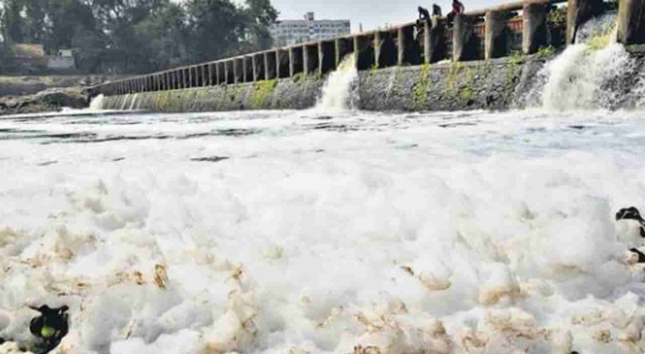 वारकऱ्यांचे आरोग्य धोक्यात, वारी चार दिवसांवर आली असताना इंद्रायणीत सोडले केमिकलचे पाणी