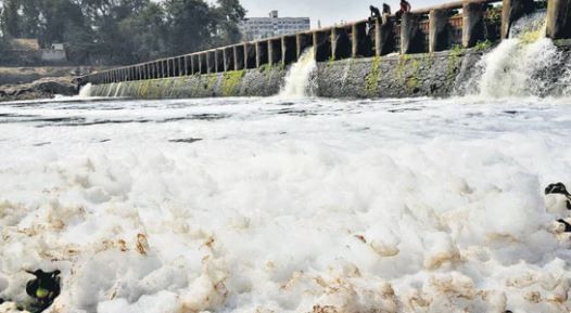 वारकऱ्यांचे आरोग्य धोक्यात, वारी चार दिवसांवर आली असताना इंद्रायणीत सोडले केमिकलचे पाणी