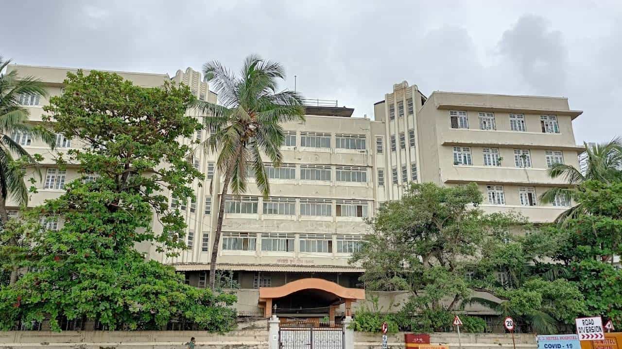 मुंबईत तरुणीची हत्या; पीडितेच्या वडिलांना अश्रू अनावर, हॉस्टेल प्रशासनावर केला आरोप!