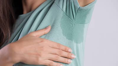 तुमच्या कपड्यांनाही येतो का घामाचा वास ? डागही जात नाहीत ? अहो, मग हे उपाय करा ना...!