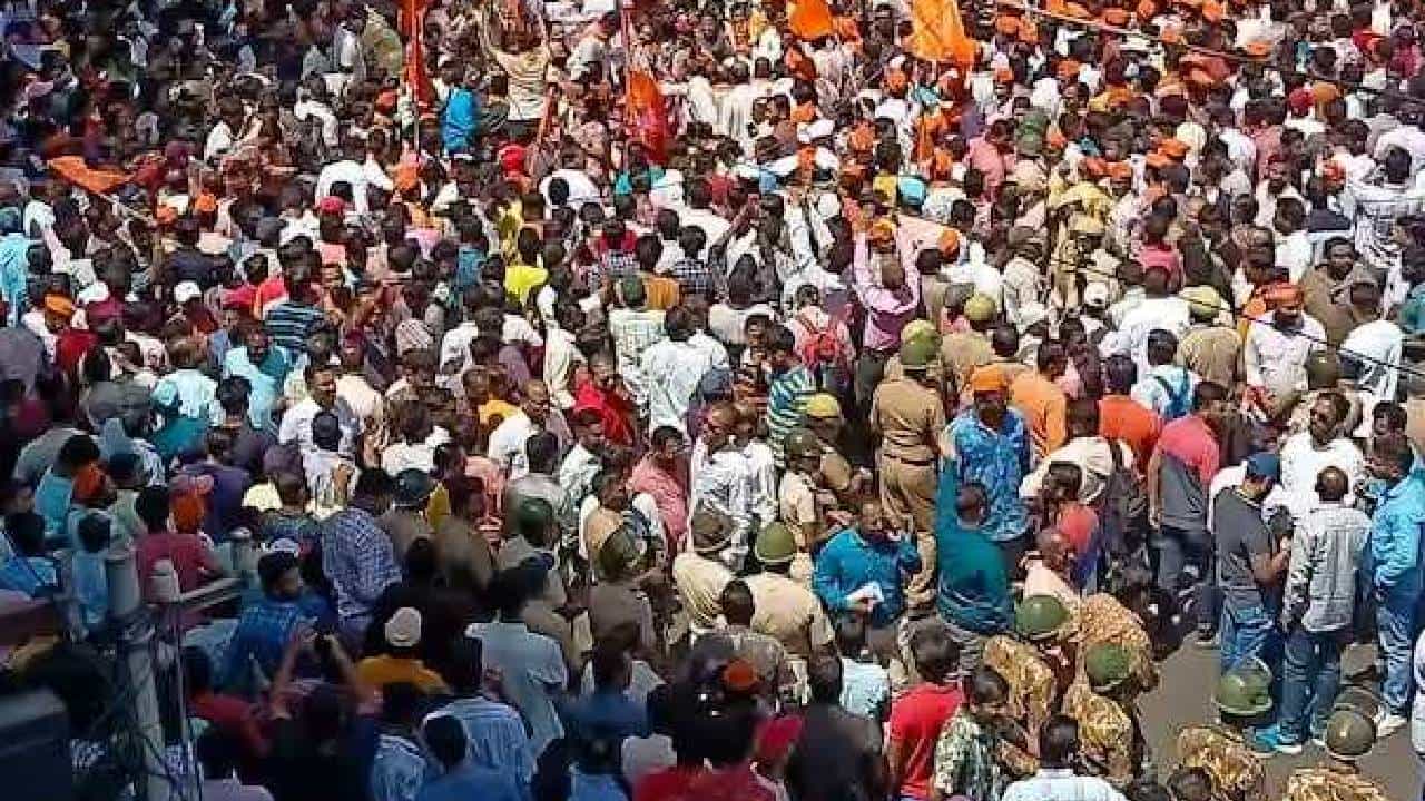 ठिय्या आंदोलनाला हिंसक वळण; पोलीसांच्या अडीच तास झुंजीला यश; अखेर परिस्थिती नियंत्रणात