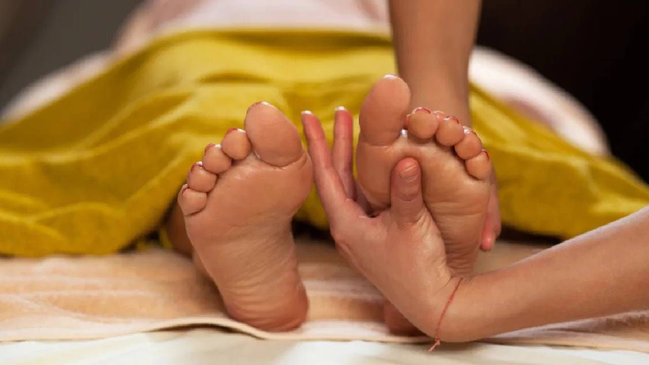 Skin Care : शांत झोप हवी असेल तर 'या' पदार्थाने रोज पायाच्या तळव्यांना करा मसाज