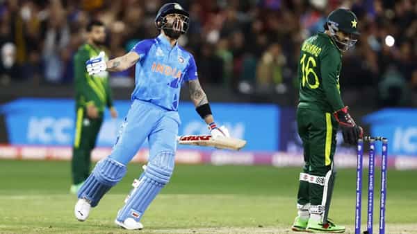 पाकिस्तानचा 20 वर्षीय वेगवान गोलंदाज नसीम शाहने त्याच्या छोट्या आंतरराष्ट्रीय कारकिर्दीत चांगलं नाव कमावलं आहे. 2019 मध्ये कसोटी क्रिकेटमधून आंतरराष्ट्रीय कारकिर्दीला सुरुवात करणारा नसीम आता तिन्ही फॉरमॅटमध्ये पाकिस्तान संघाचा कायमस्वरूपी सदस्य बनला आहे.