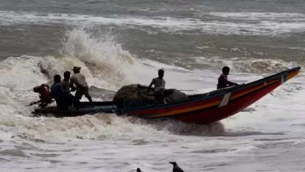 या चक्रीवादळाचा वेग 150 ते 190 किलोमीटर प्रतितास आहे. आज उद्या आणि परवा अरबी सागरात उंच लहरी निर्माण होण्याची शक्यता आहे. याचा परिणाम हा सर्वाधिक गुजरातवर पाहायला मिळेल. 