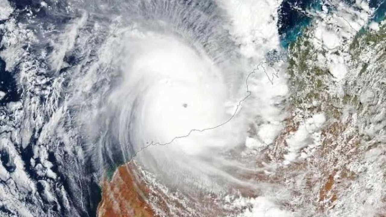 काल पहाटे अरबी महासागरात चक्रीवादळ निर्माण झालं आहे. याला Biporjoy Cyclone असं नाव देण्यात आलं आहे.