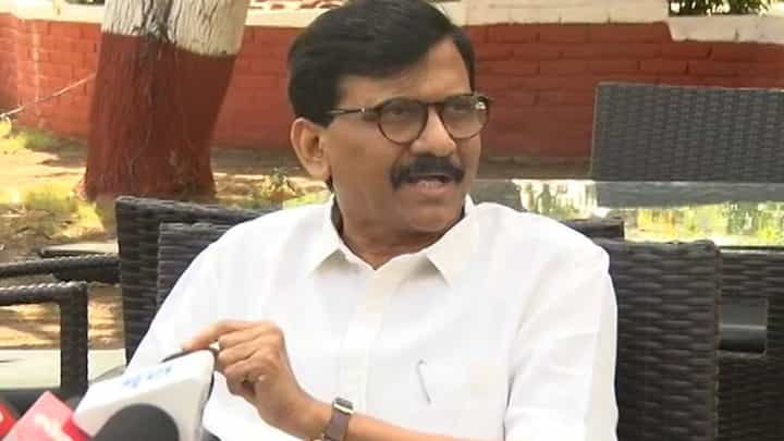 दलालाच्या तोंडी भाडोत्री शब्द शोभत नाही, शिवसेनेच्या नेत्याचा संजय राऊत यांच्यावर हल्लाबोल दलालाच्या तोंडी भाडोत्री शब्द शोभत नाही, शिवसेनेच्या नेत्याचा संजय राऊत यांच्यावर हल्लाबोल