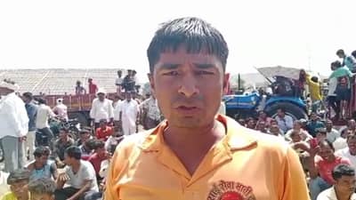 कांदा उत्पादक शेतकऱ्यांकडून रास्ता रोको आंदोलन, दर घसरत असल्यामुळे शेतकरी संतप्त