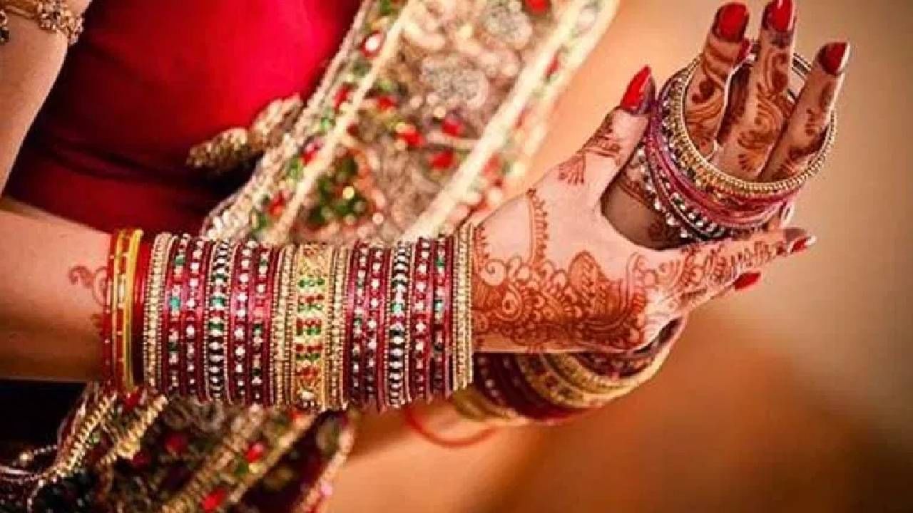 घट्ट झाल्या बांगड्या ? हातात घालता येत नाहीत ? या सोप्या टिप्स करा फॉलो