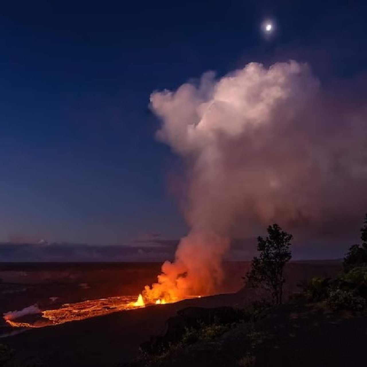 किलाउआ जगातील सर्वात सक्रीय ज्वालामुखींपैकी एक आहे. तीन महिन्यानंतर पुन्हा ज्वालामुखी सक्रीय झाला. लाव्हारसाची अप्रतिम दृश्य दिसले. हा मोठा बेट राष्ट्रीय उद्यानात आहे. (सर्व फोटो एपी)