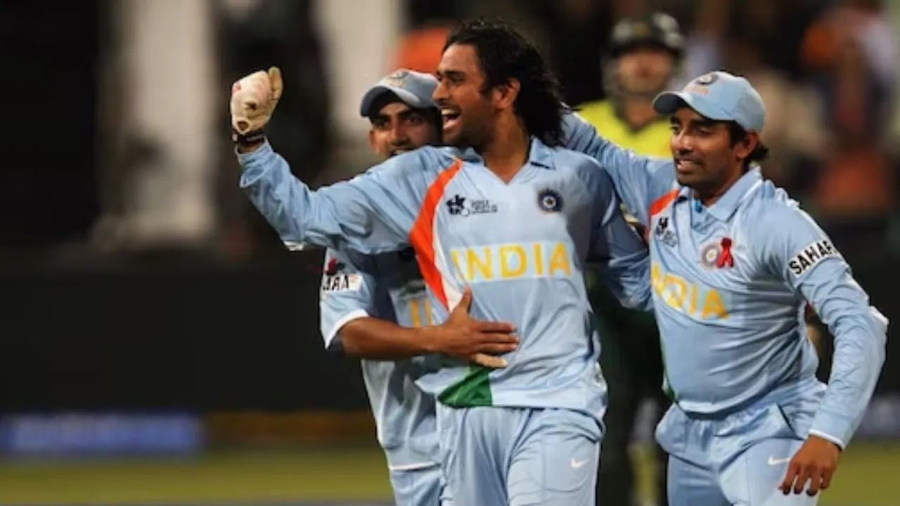 सौरवनंतर महेंद्रसिंग धोनीने 2007 टी-20 विश्वचषकात भारताला विजय मिळवून दिला होता.