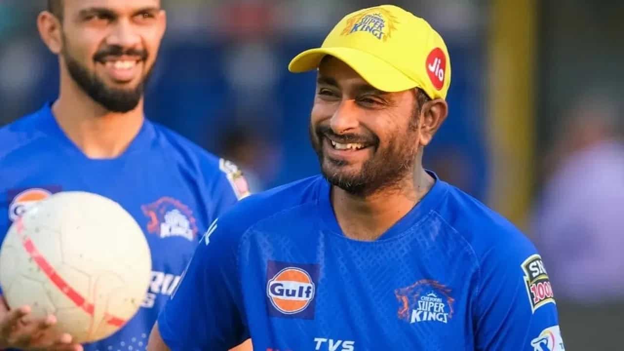 चेन्नई सुपर किंग्ज आणि टीम इंडियाचा माजी फलंदाज अंबाती रायडू यांनी गुरुवारी आंध्र प्रदेशचे मुख्यमंत्री वायएस जगनमोहन रेड्डी यांची भेट घेतली. माजी क्रिकेटपटूने मुख्यमंत्र्यांसोबत ताडेपल्ली कॅम्प ऑफिसमध्ये चर्चा केली.