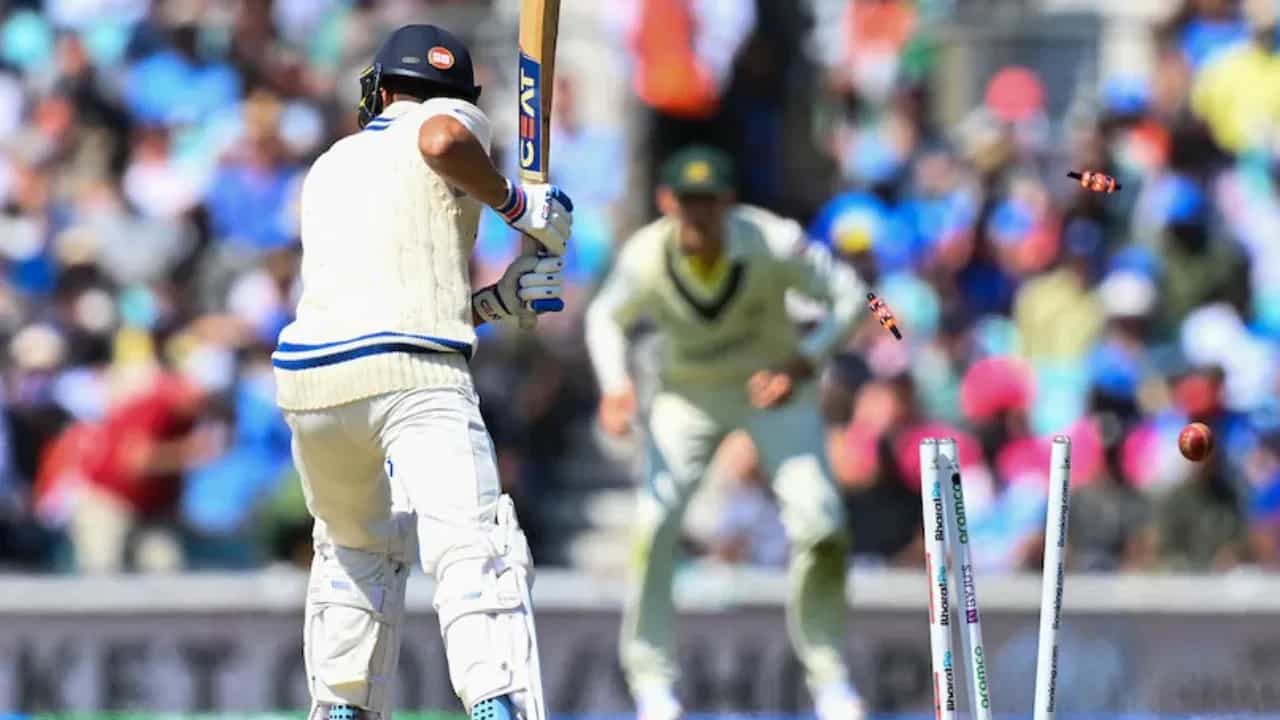 वर्ल्ड टेस्ट चॅम्पियनशिप फायनल सुरू होण्यापूर्वी टीम इंडियाकडून चाहत्यांच्या आणि क्रिकेट दिग्गजांच्या सर्व अपेक्षा फोल ठरल्या. ऑस्ट्रेलियन गोलंदाजांनी भारतीय फलंदाजांची दाणादाण उडवली.