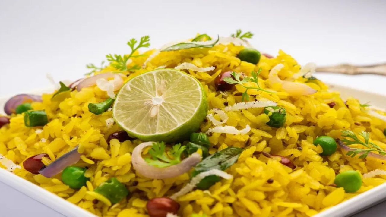 Health : नाष्ट्यामध्ये पोहे खाल्याने होतात हे आरोग्यदायी फायदे, जाणून घ्या! Health : नाष्ट्यामध्ये पोहे खाल्याने होतात हे आरोग्यदायी फायदे, जाणून घ्या!