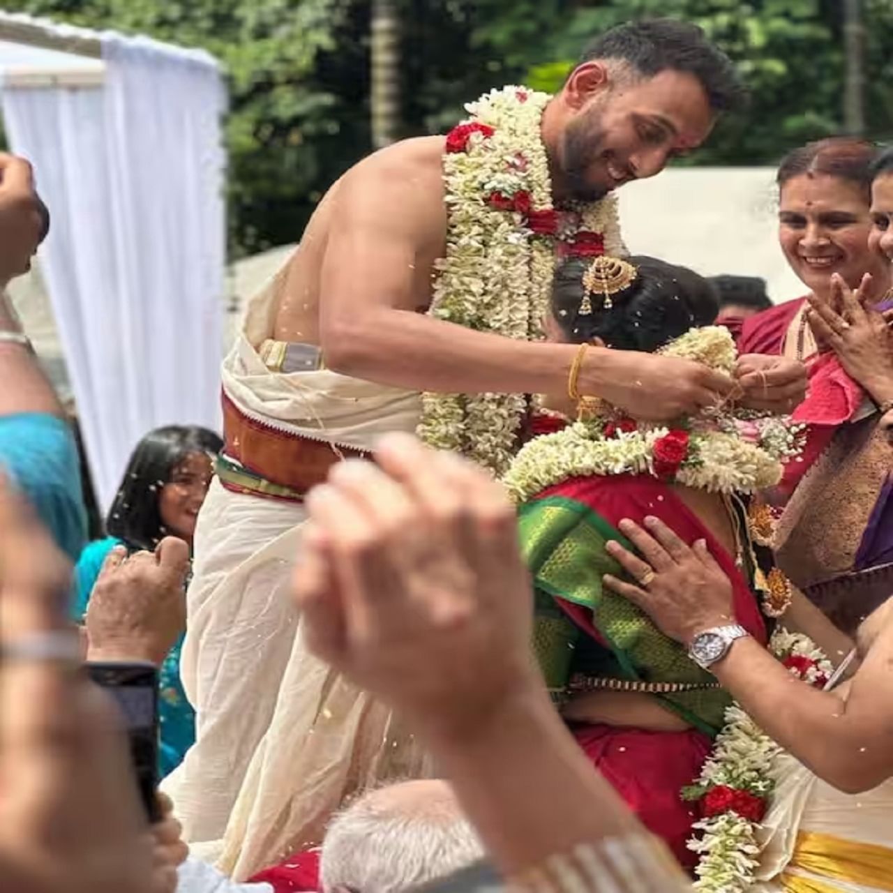 प्रसिद्ध कृष्णाने हिंदू परंपरेनुसार लग्न केलं. याआधी 2 दिवसांपूर्वी 6 जून रोजी प्रसिद्धचा साखरपुडा पार पडला.