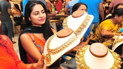 Gold Silver Rate Today : सोन्याने आणले आनंदाचे भरते, जाणून घ्या 10 ग्रॅमचा भाव