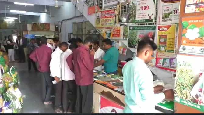 या जिल्ह्यात बियाणे खरेदीसाठी कृषी केंद्रावर शेतकऱ्यांची गर्दी