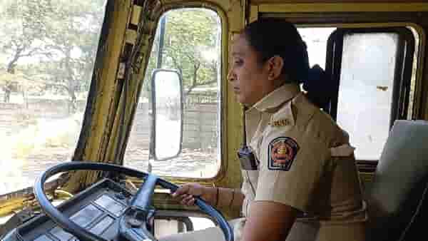 नाशिक-सिन्नर मार्गावर या महिलेने चालवली एसटी बस, प्रवाशांकडून कौतुकाचा वर्षाव